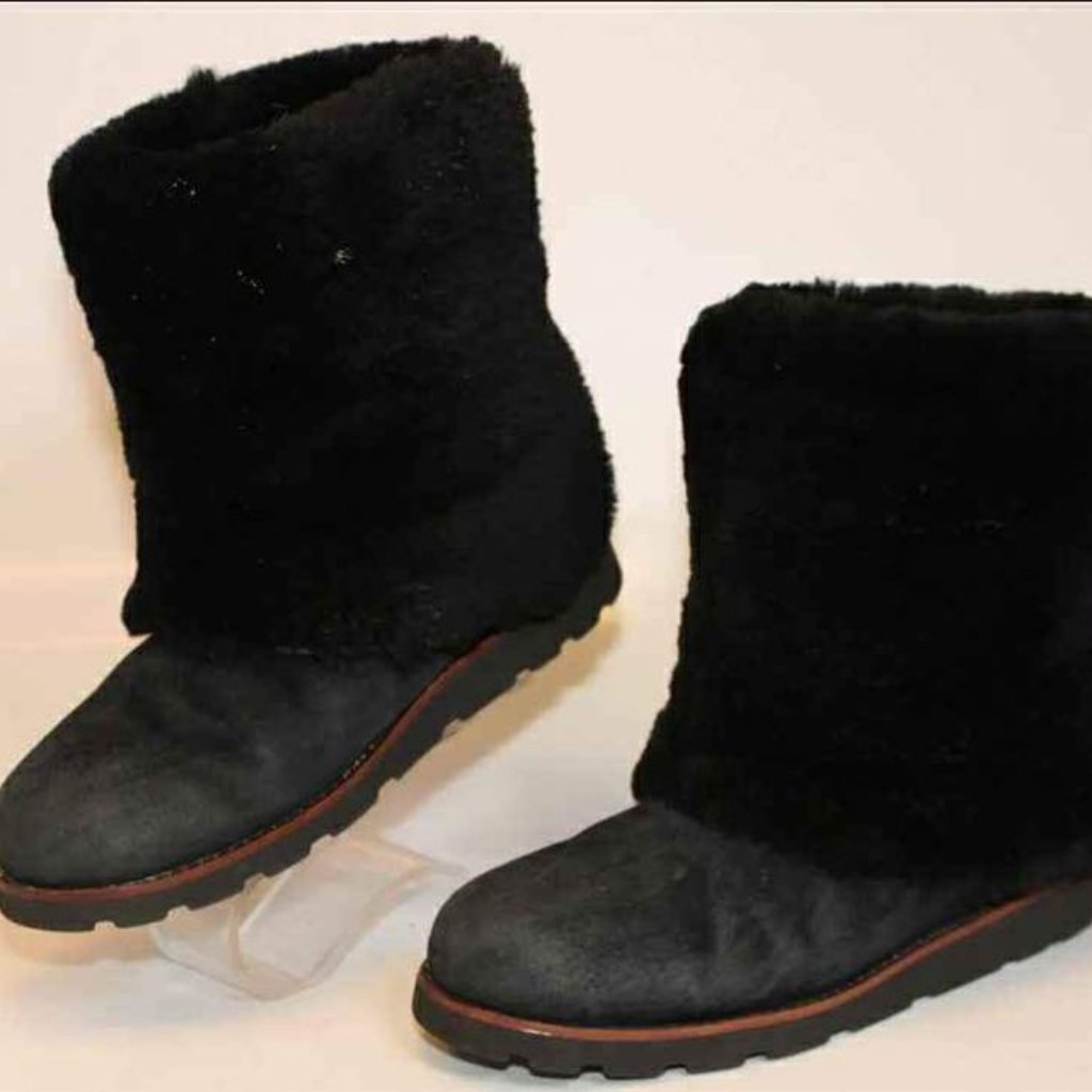 Like New Ugg Australia Uggs Womens Maylin Black Sheepskin Boots Size 7